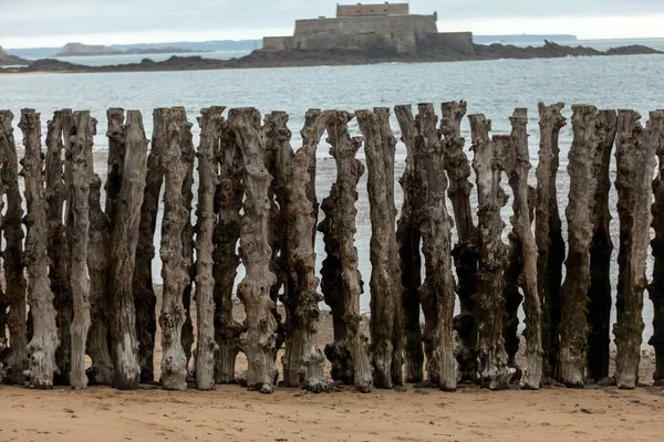 Staré Dřevěné Pilíře Moři — Stock fotografie