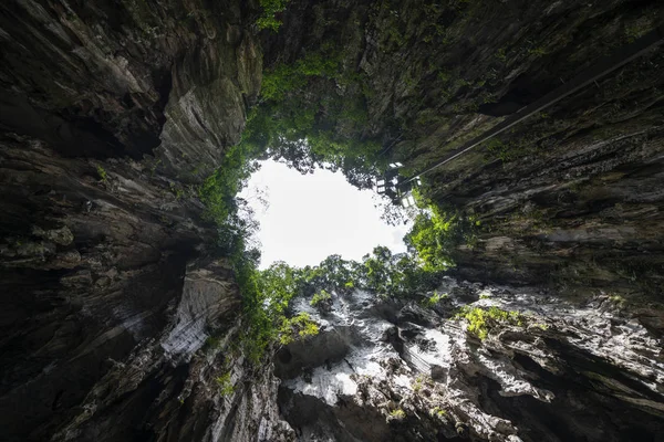 Kuala Lumpur Malezya Ocak 2019 Batu Mağaralarının Tavanındaki Delikten Gökyüzü — Stok fotoğraf