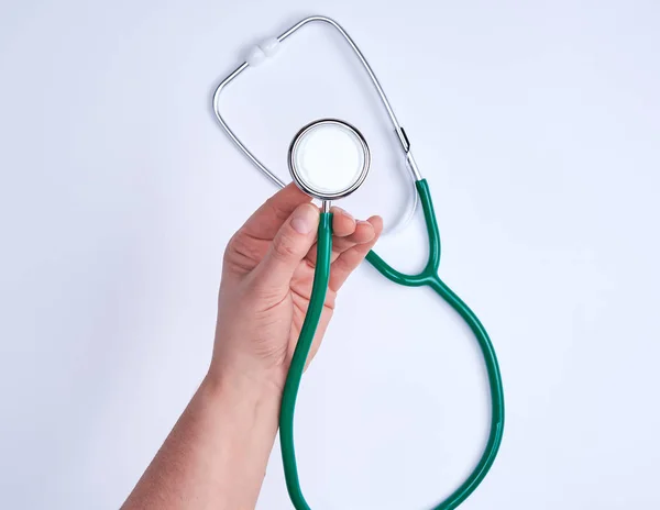 Зеленый Медицинский Стетоскоп Руке Человека Белый Фон — стоковое фото