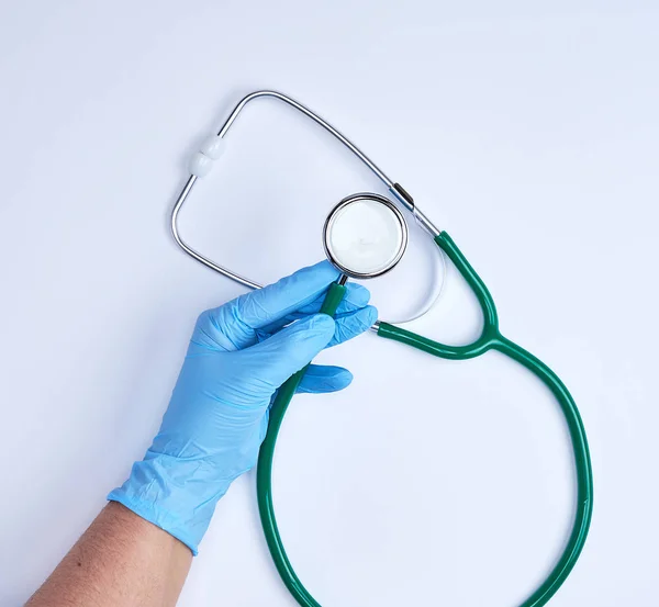 Groene Medische Stethoscoop Menselijke Hand Witte Achtergrond — Stockfoto