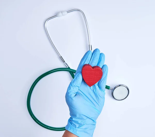 Menselijke Hand Met Blauwe Steriele Handschoenen Met Een Rood Hart — Stockfoto