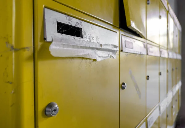 Eski Terkedilmiş Sarı Posta Kutuları Ideal Kavramları Arka Planlar — Stok fotoğraf