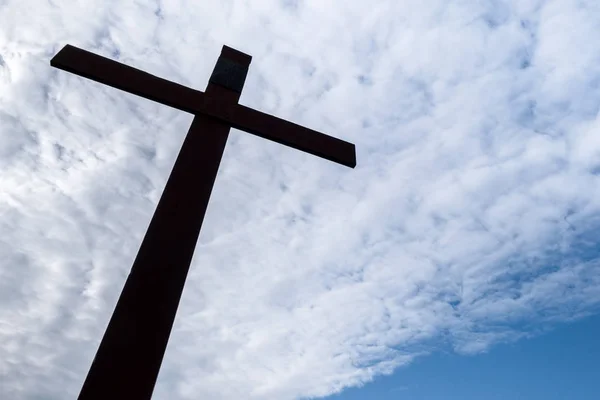 기독교 십자가 실루엣 구름과 하늘에 대하여 이상적인 이벤트 — 스톡 사진