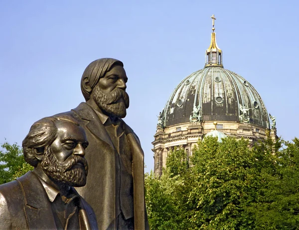 Marx Och Engels Monument Inför Kupolen Berlins Katedral Tyskland — Stockfoto