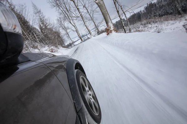 Rasant Fahrendes Auto Auf Winterlich Verschneiter Straße — Stockfoto