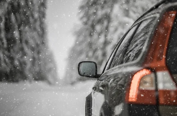 Samochód Śnieżnej Zimowej Drodze Pośród Lasów Wykorzystując Napęd Cztery Koła — Zdjęcie stockowe