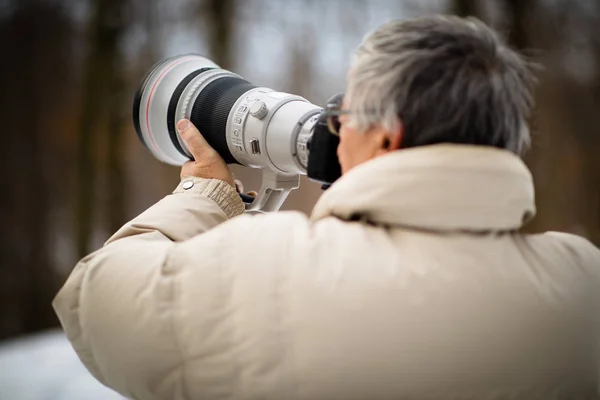 Senior Man Ägnar Tid Sin Favorit Hobby Fotografi Fotografering Utomhus — Stockfoto