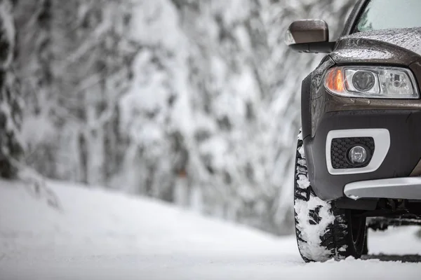 Auto Auf Verschneiter Winterstraße Inmitten Von Wäldern Mit Allradantrieb Durch — Stockfoto