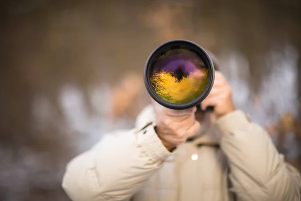 Senior Man Ägnar Tid Sin Favorit Hobby Fotografi Fotografering Utomhus — Stockfoto