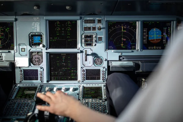 Accélération Main Pilote Sur Manette Des Gaz Dans Poste Pilotage — Photo