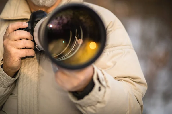 Senior Man Ägnar Tid Sin Favorit Hobby Fotografi Fotografering Utomhus — Stockfoto