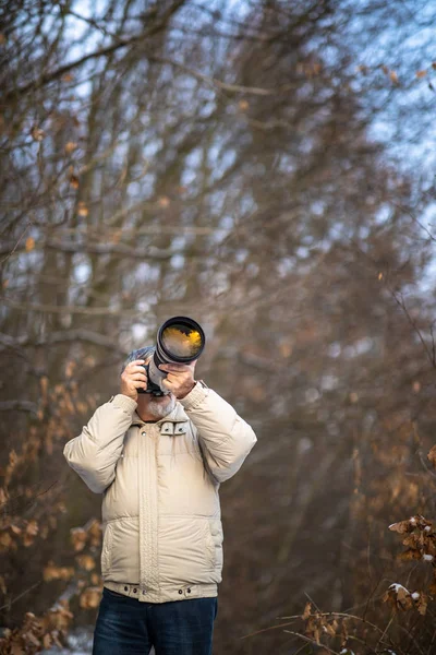 Senior Man Ägnar Tid Sin Favorit Hobby Fotografi Fotografering Utomhus — Stockfoto