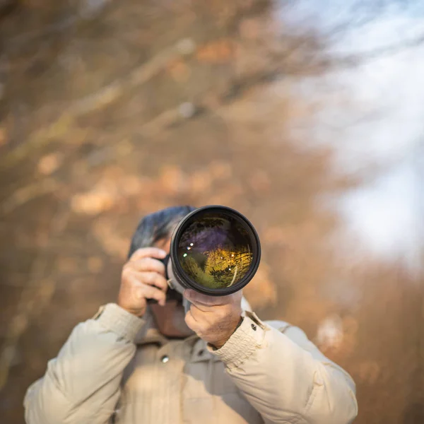 Senior Man Ägnar Tid Sin Favorit Hobby Fotografi Fotografering Utomhus — Stockfoto