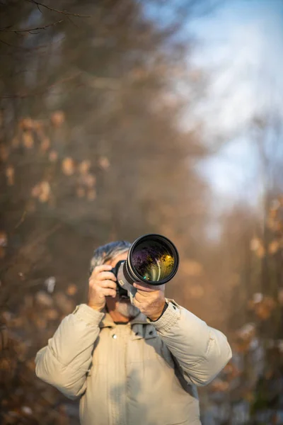 Starszy Mężczyzna Poświęca Czas Swojemu Ulubionemu Hobby Fotografii Robieniu Zdjęć — Zdjęcie stockowe