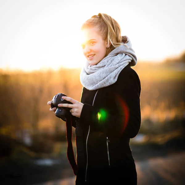 Fotógrafa Mulher Bonito Com Sua Câmera Dslr Tirar Fotos Livre — Fotografia de Stock