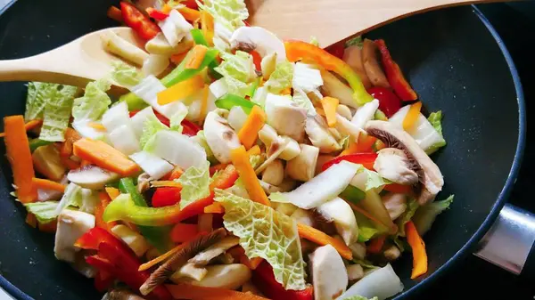 Detailní Záběr Pánve Čerstvými Zeleninovými Smaženými Dřevěnými Lžícemi — Stock fotografie