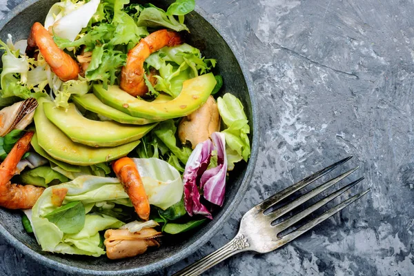 Mischung Aus Salat Mit Garnelen Muschel Und Avocado — Stockfoto