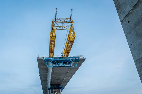Crown Princess Marys Bridge Hangs Air Blue Sky Connecting Next — Stock Photo, Image