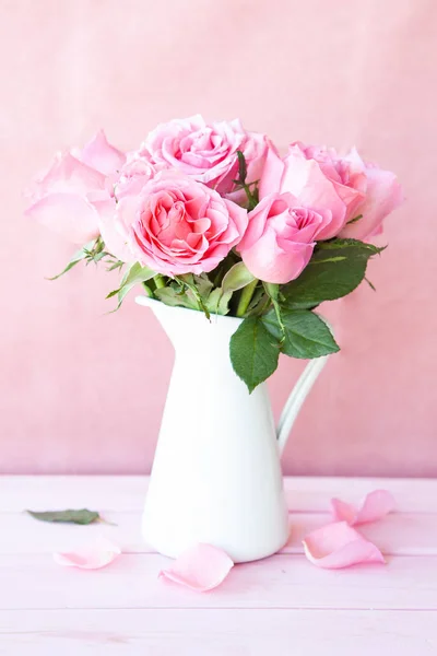 Rosas Rosa Exuberantes Uma Lata Vintage Rosa — Fotografia de Stock