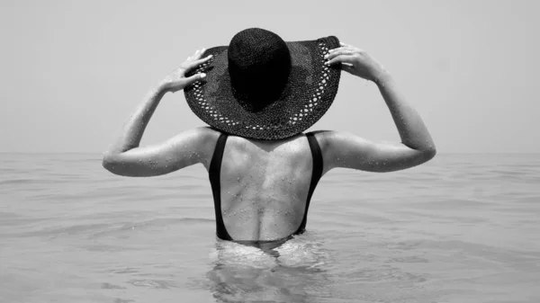 Deniz Suyu Içinde Kadın Arkadan Görünüm Mayo Onun Tatil Siyah — Stok fotoğraf