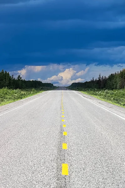 Larga Vista Una Carretera Con Una Tormenta Distancia —  Fotos de Stock