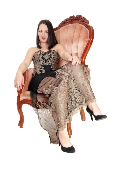 Eine Hinreißende Junge Frau Schwarzen Abendkleid Sitzt Einem Alten Sessel — Stockfoto