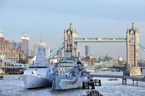 Tower Bridge Mit Kriegsschiff — Stockfoto