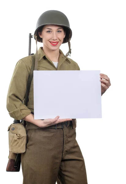 Όμορφη Νεαρή Γυναίκα Ντυμένος Στρατιωτική Στολή Του Παγκοσμίου Πολέμου Κράνος — Φωτογραφία Αρχείου