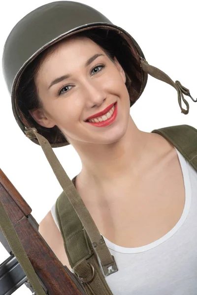 Bonita Joven Vestida Con Uniforme Militar Wwii Con Casco Rifle — Foto de Stock