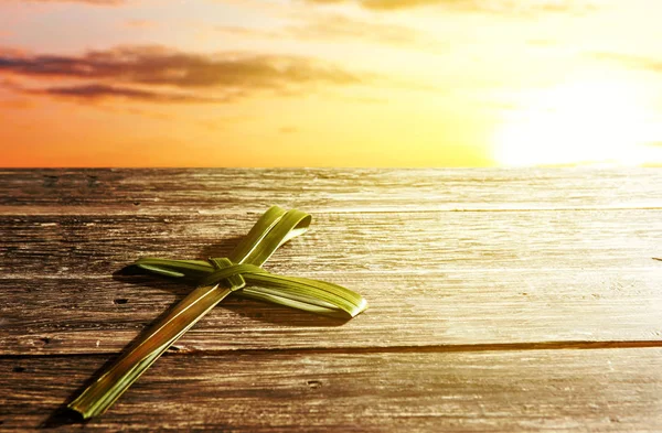 Cross Shape Palm Leaf Wooden Table Rays Sunset Background Palm — Stock Photo, Image