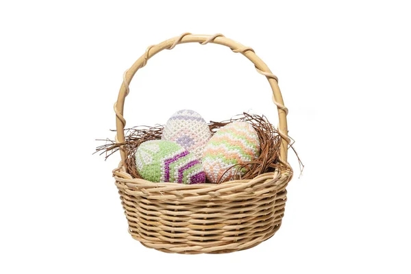 Huevos Coloridos Pascua Nido Una Canasta Madera Sobre Fondo Blanco —  Fotos de Stock