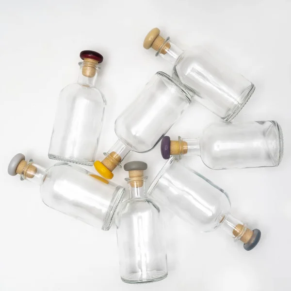 Botellas Vidrio Pequeñas Con Tapa Colores Acostado Mesa —  Fotos de Stock