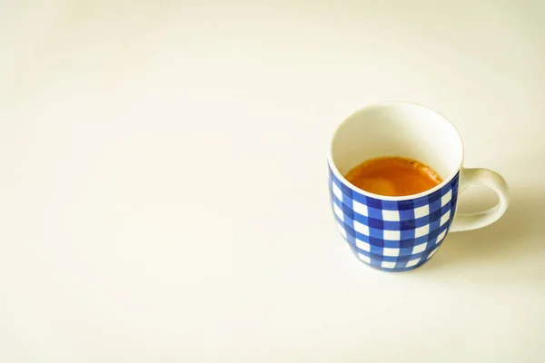 Eine Tasse Kaffee Mit Blauen Streifen Isoliert Mit Weißem Hintergrund — Stockfoto