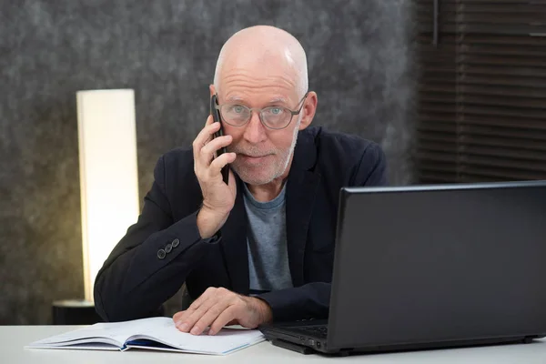 Mogen Affärsman Med Skägg Som Pratar Med Telefon Office — Stockfoto