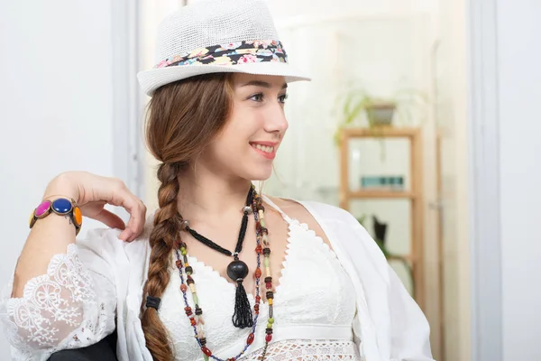 Retrato Una Hermosa Chica Hippie Con Sombrero Verano — Foto de Stock