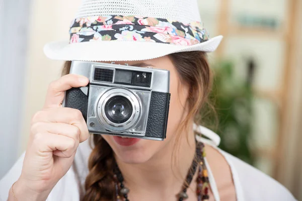 Hermosa Mujer Hippie Con Una Cámara Vintage Sombrero Verano — Foto de Stock