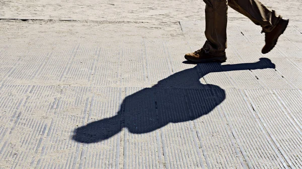 Ноги Тень Ходячего Песчаном Пляже Цингст Германия — стоковое фото