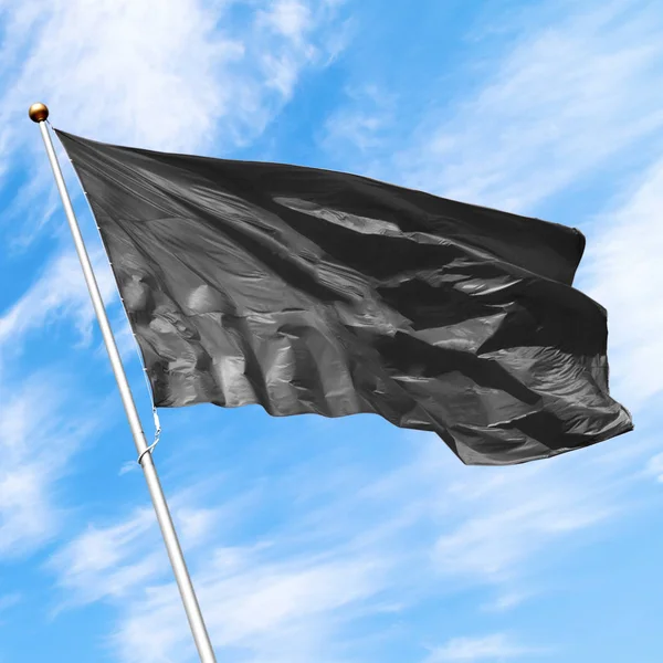 Bandeira Preta Acenando Vento Contra Céu Azul Nublado Mockup Perfeito — Fotografia de Stock