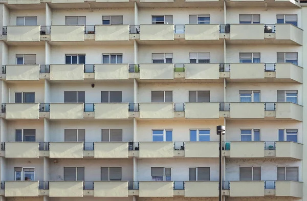 Moderne Gebäudefassade Eines Hochhauses Mit Wohnungen — Stockfoto