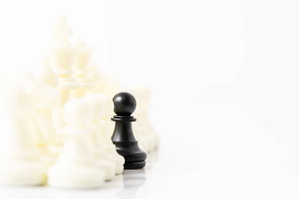 Közelkép Fekete Fehér Sakkfigurák Sakktáblán Sakkfigurák Fehér Alapon — Stock Fotó