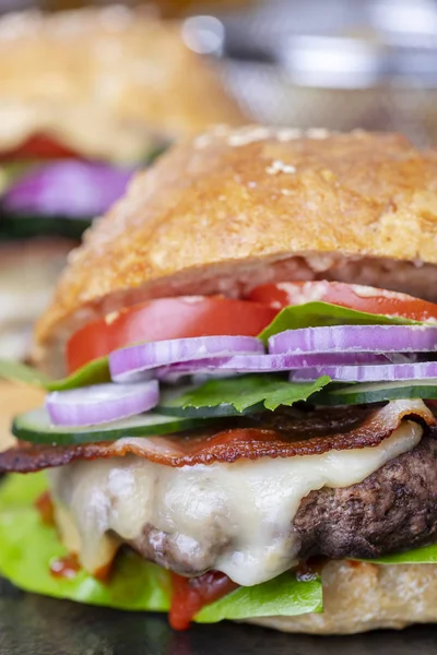 Hausgemachter Hamburger Mit Pommes — Stockfoto