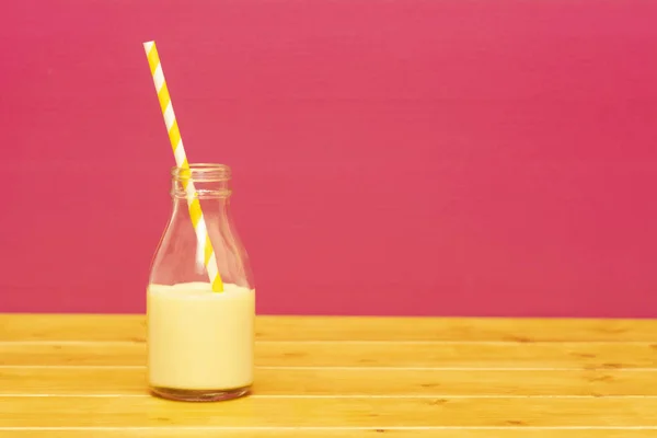 Terço Garrafa Leite Copo Meio Cheio Com Milkshake Banana Com — Fotografia de Stock