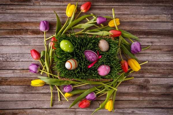 Œufs Pâques Avec Tulipes Sur Planche Bois Concept Vacances Pâques — Photo