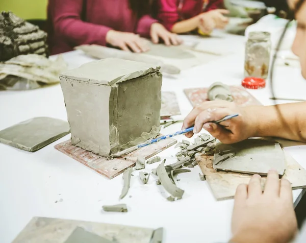 Małe Ręce Artysty Pracujące Gliną Warsztacie Garncarskim — Zdjęcie stockowe