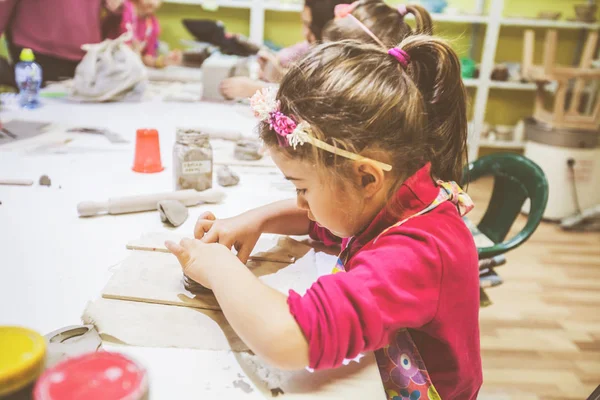 Taller Cerámica Infantil Niña Trabajando Con Arcilla Aprendizaje Creativo — Foto de Stock