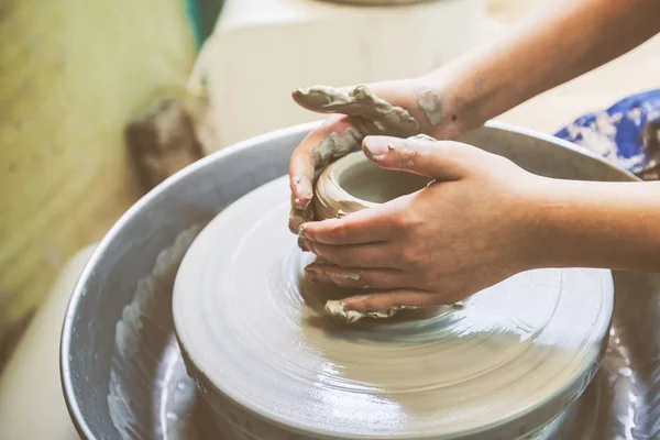 Manos Niño Dando Forma Arcilla Rueda Cerámica Taller — Foto de Stock