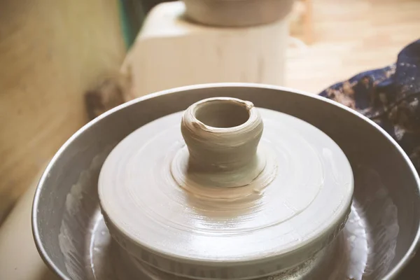 车间陶瓷轮上的黏土碗 — 图库照片