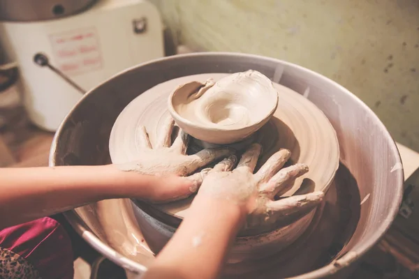 ワークショップで陶芸ホイール上の粘土を形作る子供の手 — ストック写真
