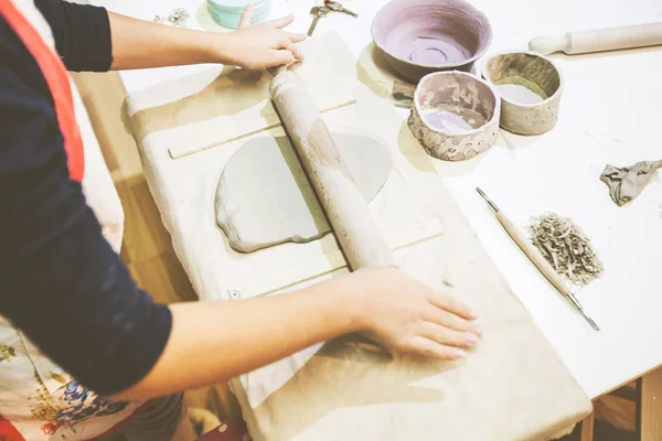 Kleine Künstlerhände Arbeiten Töpferwerkstatt Mit Ton — Stockfoto