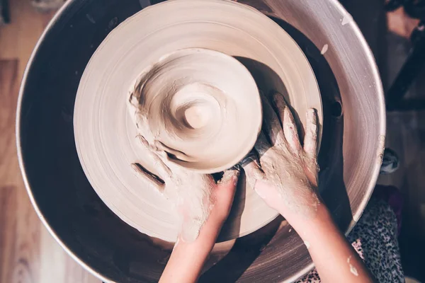 ワーク ショップで陶芸の粘土とセラミックの花瓶を形成若い陶工の手の上から見る — ストック写真